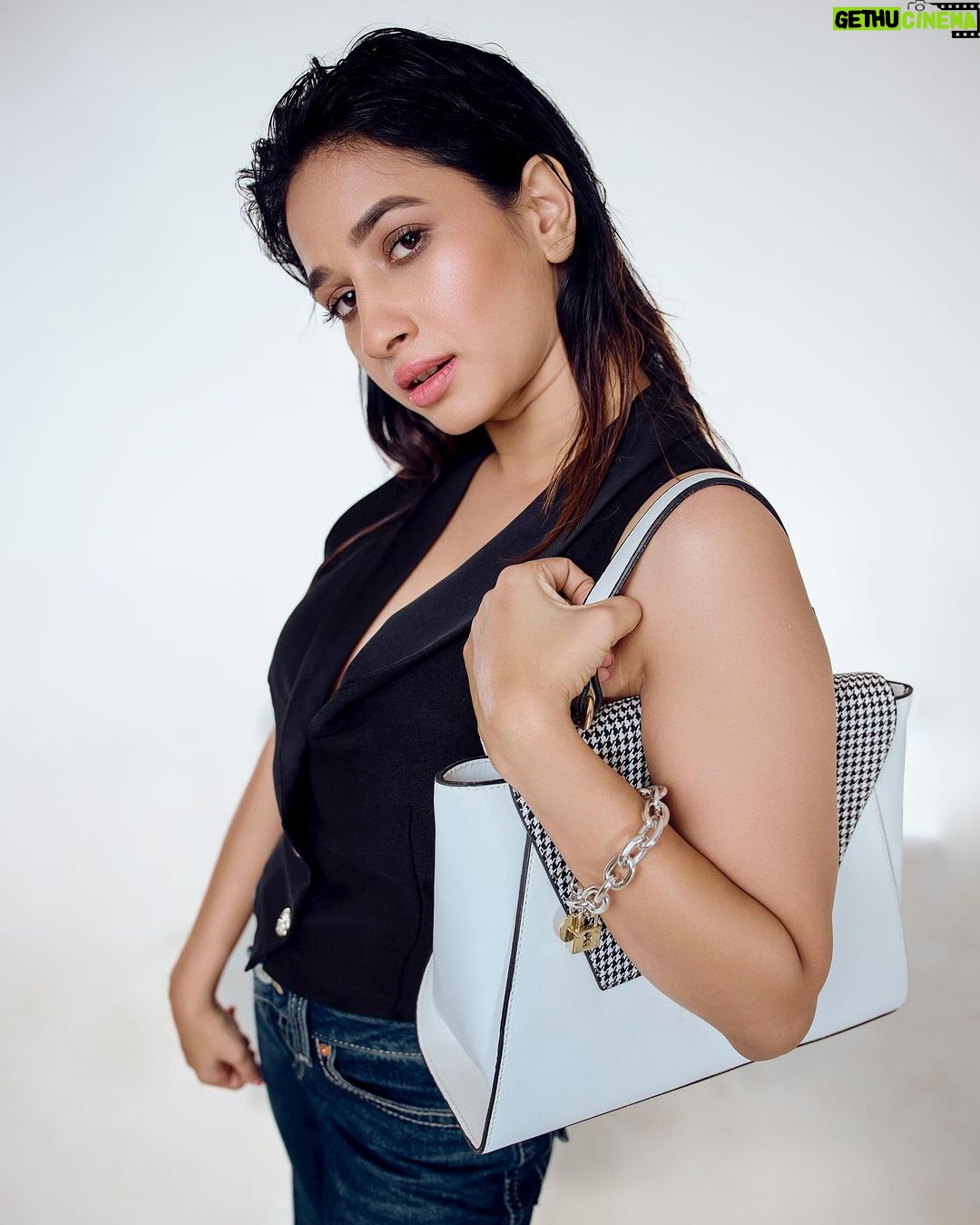 Manvita Kamath Instagram - 🖤 . . . @sandeep.mv 🖤🖤 @varshini_janakiram 🖤🖤 @stilerush_by_varshinijanakiram @abhilasha_kulkarni @harshasingh512 🖤🖤 @thenichelabel