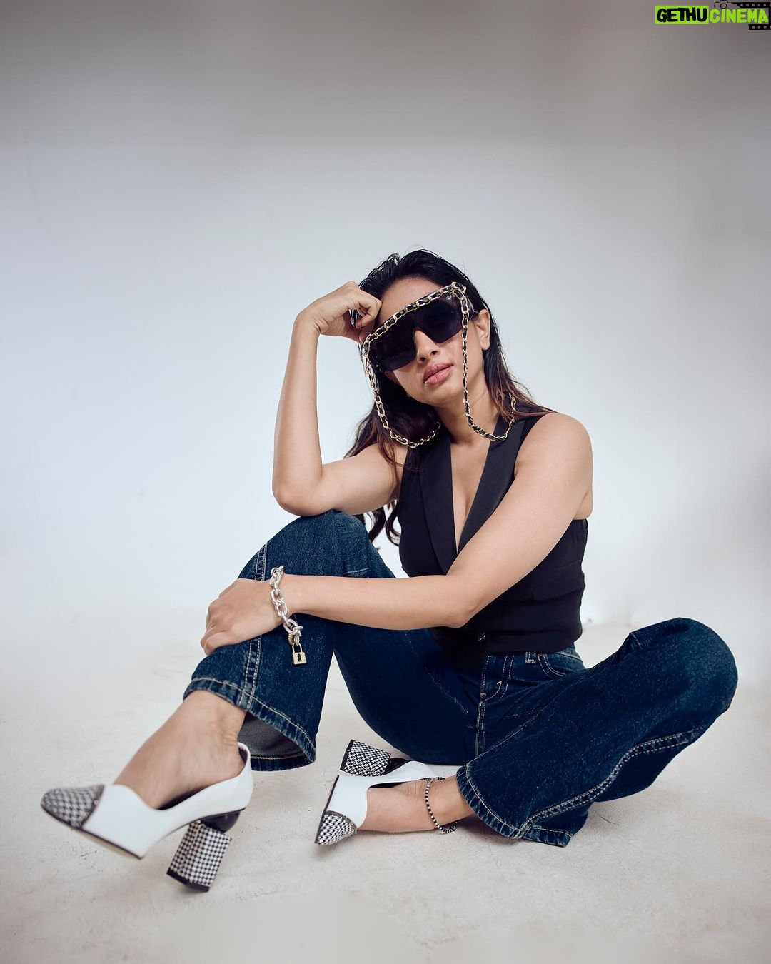 Manvita Kamath Instagram - In frame Actress : @realmanvitakamath 📸 . @sandeep.mv @_sunburstt_ Styled by : @varshini_janakiram @stilerush_by_varshinijanakiram 💄& 💇♀️ @abhilasha_kulkarni @harshasingh512 @thenichelabel Shot with @nikonindiaofficial #Z9 & lit with @profoto #B1x #manvithakamath #sandeepmv #portraitsbySMV #sunburstt #nikonZ9 #portrait Bangalore, India
