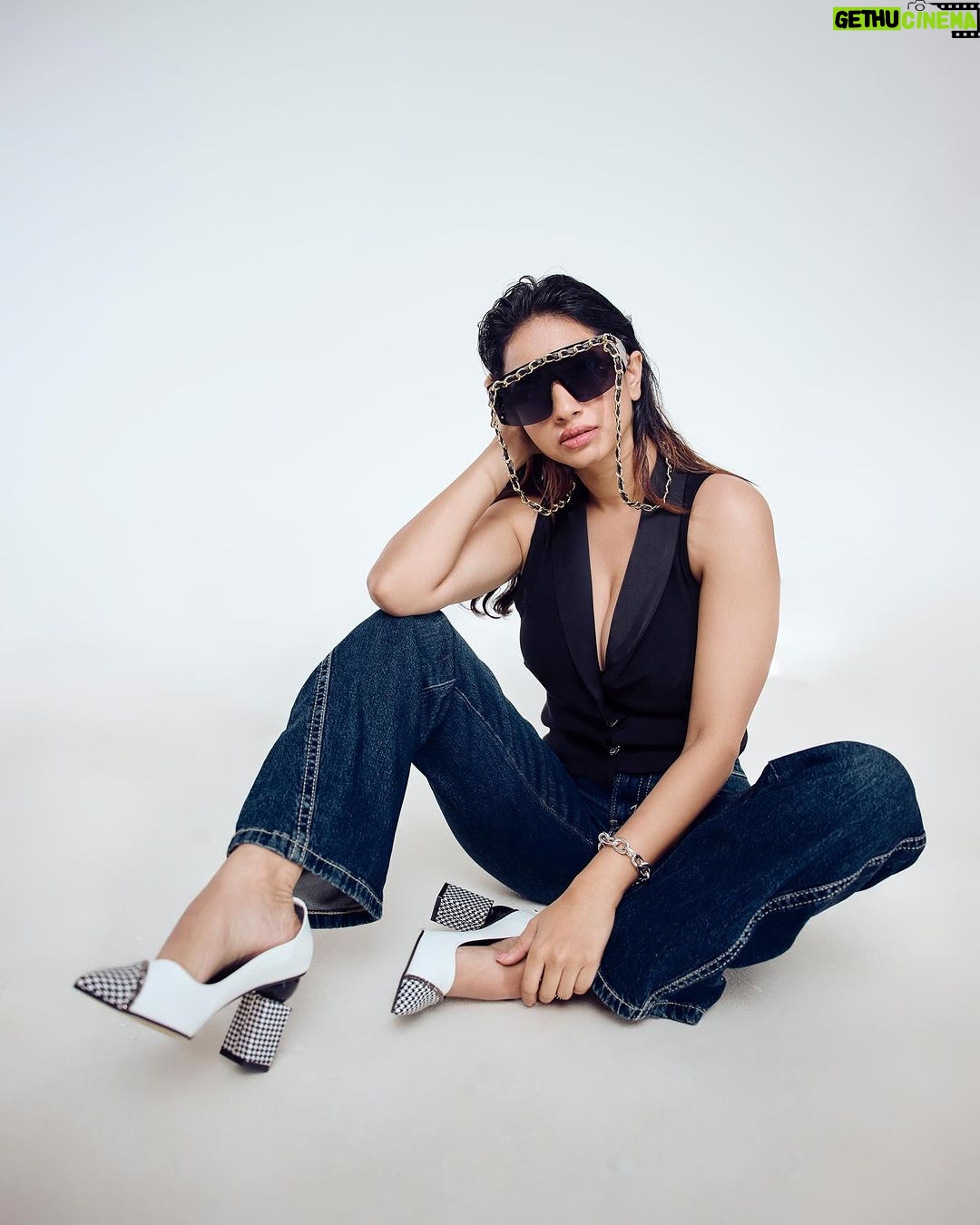 Manvita Kamath Instagram - In frame Actress : @realmanvitakamath 📸 . @sandeep.mv @_sunburstt_ Styled by : @varshini_janakiram @stilerush_by_varshinijanakiram 💄& 💇♀️ @abhilasha_kulkarni @harshasingh512 @thenichelabel Shot with @nikonindiaofficial #Z9 & lit with @profoto #B1x #manvithakamath #sandeepmv #portraitsbySMV #sunburstt #nikonZ9 #portrait Bangalore, India
