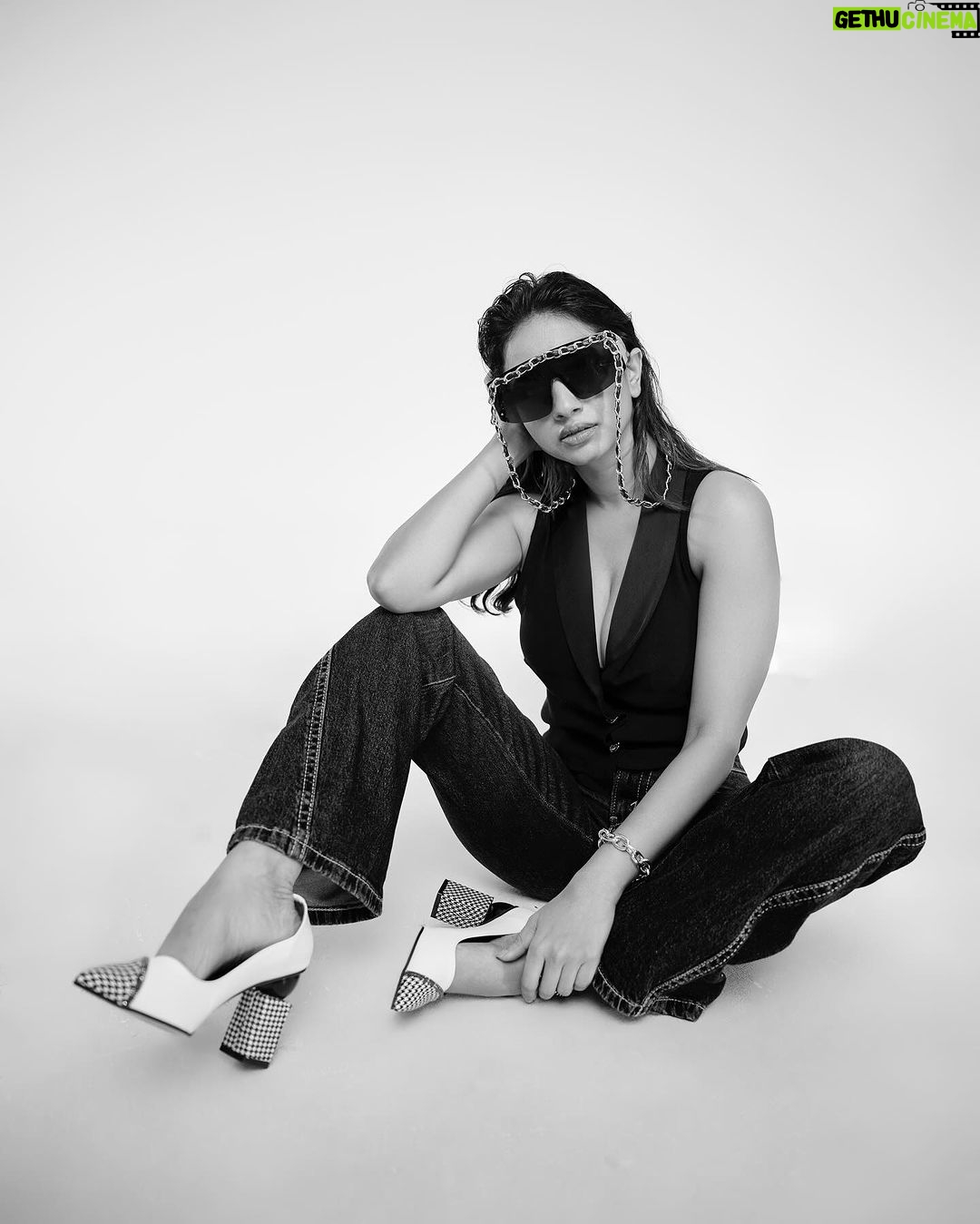 Manvita Kamath Instagram - In frame Actress : @realmanvitakamath 📸 . @sandeep.mv @_sunburstt_ Styled by : @varshini_janakiram @stilerush_by_varshinijanakiram 💄& 💇♀️ @abhilasha_kulkarni @harshasingh512 @thenichelabel Shot with @nikonindiaofficial #Z9 & lit with @profoto #B1x #manvithakamath #sandeepmv #portraitsbySMV #sunburstt #nikonZ9 #portrait Bangalore, India