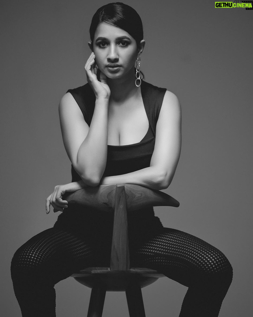 Manvita Kamath Instagram - In frame Actress : @realmanvitakamath 📸 . @sandeep.mv @_sunburstt_ Styled by : @varshini_janakiram @stilerush_by_varshinijanakiram 💄& 💇♀️ @abhilasha_kulkarni @harshasingh512 @thenichelabel Shot with @nikonindiaofficial #Z9 & lit with @profoto #B1x #manvithakamath #sandeepmv #portraitsbySMV #sunburstt #nikonZ9 #portrait Bengaluru