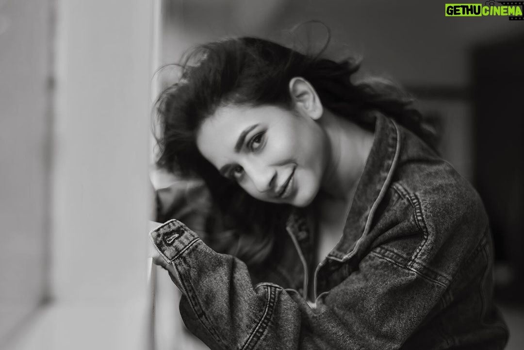 Manvita Kamath Instagram - In frame Actress : @realmanvitakamath 📸 . @sandeep.mv @_sunburstt_ Styled by : @varshini_janakiram @stilerush_by_varshinijanakiram 💄& 💇♀️ @abhilasha_kulkarni @harshasingh512 @thenichelabel Shot with @nikonindiaofficial #Z9 & lit with @profoto #B1x #manvithakamath #sandeepmv #portraitsbySMV #sunburstt #nikonZ9 #portrait Bangalore, India