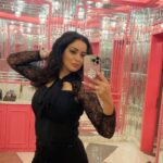 Maryam Zakaria Instagram - New place opened n it’s perfect for my Mirror reels 😁 By the should I dance to this Persian song Jamal Jamaloo ? #mirrorreels #jamaljamaloo #blackoutfit #ootd #reelsinstagram