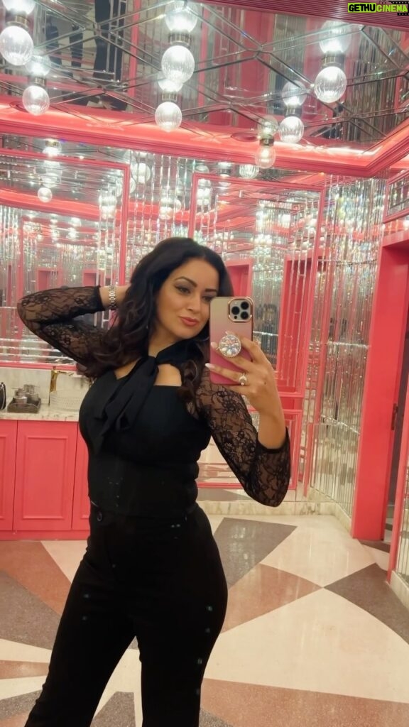 Maryam Zakaria Instagram - New place opened n it’s perfect for my Mirror reels 😁 By the should I dance to this Persian song Jamal Jamaloo ? #mirrorreels #jamaljamaloo #blackoutfit #ootd #reelsinstagram