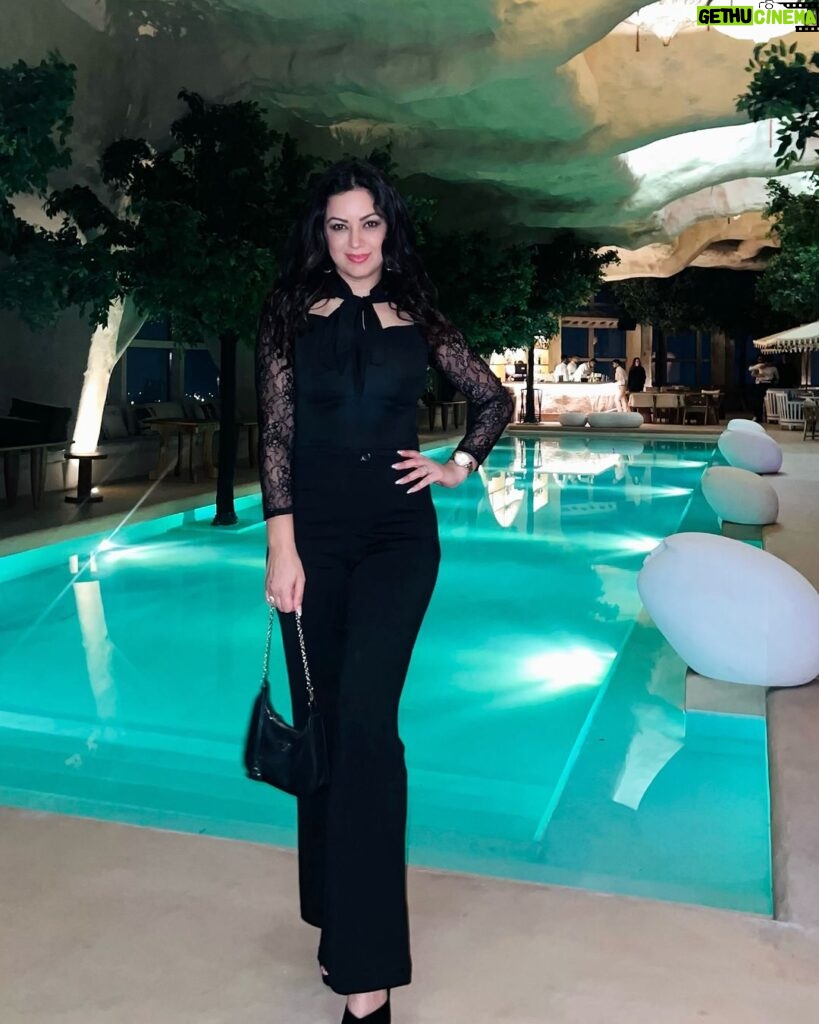 Maryam Zakaria Instagram - Simple and chic, just how I like it 🖤 #ootd #blackoutfit #outfitinspo #classy #elegance #stylish Bastian - At The Top