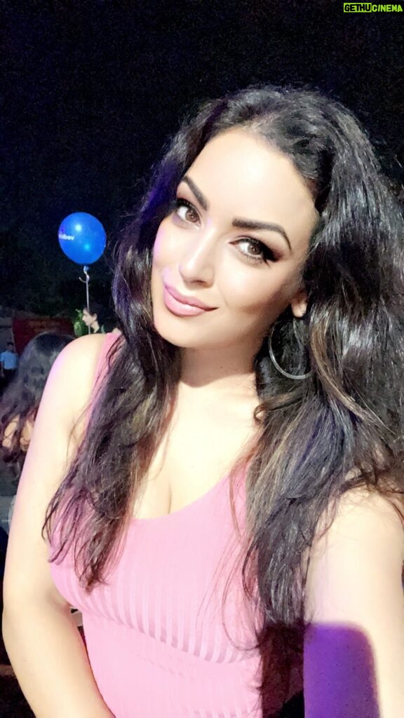 Maryam Zakaria Instagram - You can never go wrong with a little pink 💕🔥#ootd Jio World Garden