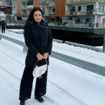 Maryam Zakaria Instagram - It’s beautiful but very cold ❄️ 🥶 #snow #winteroutfit #winterstyle #sweden #stockholm #travelphotography #traveldiaries Stockholm, Sweden