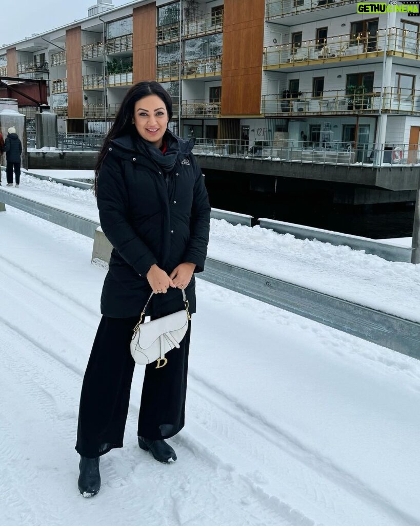 Maryam Zakaria Instagram - It’s beautiful but very cold ❄ 🥶 #snow #winteroutfit #winterstyle #sweden #stockholm #travelphotography #traveldiaries Stockholm, Sweden