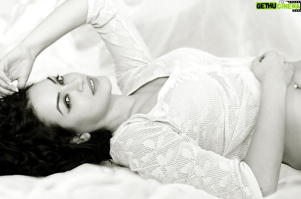 Maryam Zakaria Instagram - Good morning 🤍 📸 @jayeshshethofficial #tbt #photoshoot #photography #model #actress