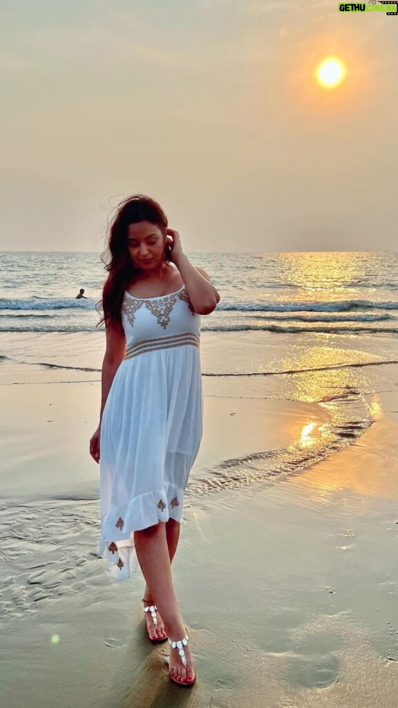 Maryam Zakaria Instagram - If you’re my ocean , I’m your wave 🌊🤍☀️ #beautifulsunset #goa #hasshass #travelreels #goadiaries #beachvibes #sunset #beachwear #beachlook #travelinfluencer #beachdress Morjim Beach,goa