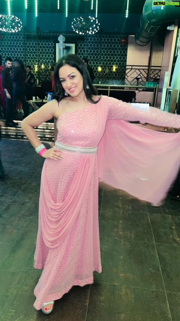 Maryam Zakaria Instagram - Felt so pretty in my pink Saree dress 💕 #happydiwali #diwalivibes #pinksaree #pinkdress #indowesternstyle #reelitfeelit #explore