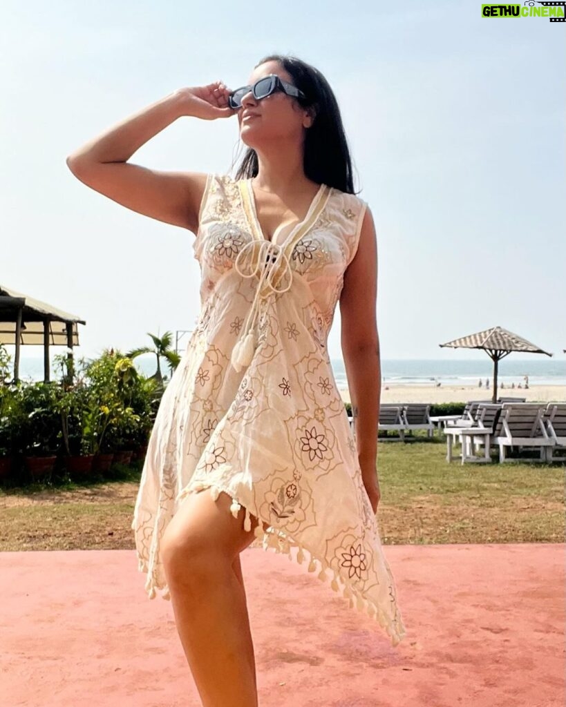 Maryam Zakaria Instagram - 🤍🏝️☀️ #goa #holiday #beachdress #ootd #beachwear #dress #summerdress #travelphotography Mandrem Beach