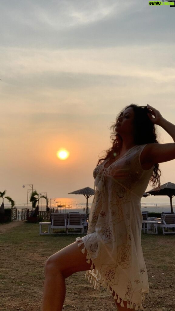 Maryam Zakaria Instagram - This song, the beautiful sunset , my beach dress and the cute dog. It’s Just looking like a wow 😍❤🥰 #goa #sunset #beautifuldestinations #traveldiaries #ootd #beachdress #reelitfeelit #explore Mandrem Beach, Goa