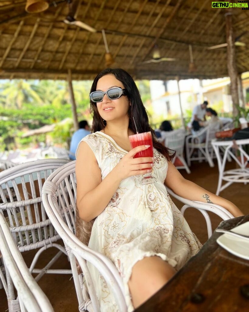 Maryam Zakaria Instagram - Vacation mood is on 🏖️🍹 #goal #holiday #vacation #travelphotography #traveldiaries Mandrem Beach, Goa
