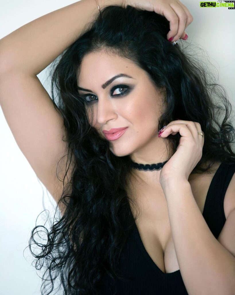 Maryam Zakaria Instagram - Friday vibes 🖤🔥 #tbt #photoofday #photoshoot #makeup #glamlook