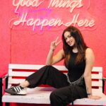 Maryam Zakaria Instagram - Hello November! Please bring Love, Peace & happiness 🌎 🙏❤️ #November #peace #love #happiness #ootd #ootdstyle #blackoutfit #pictureoftheday