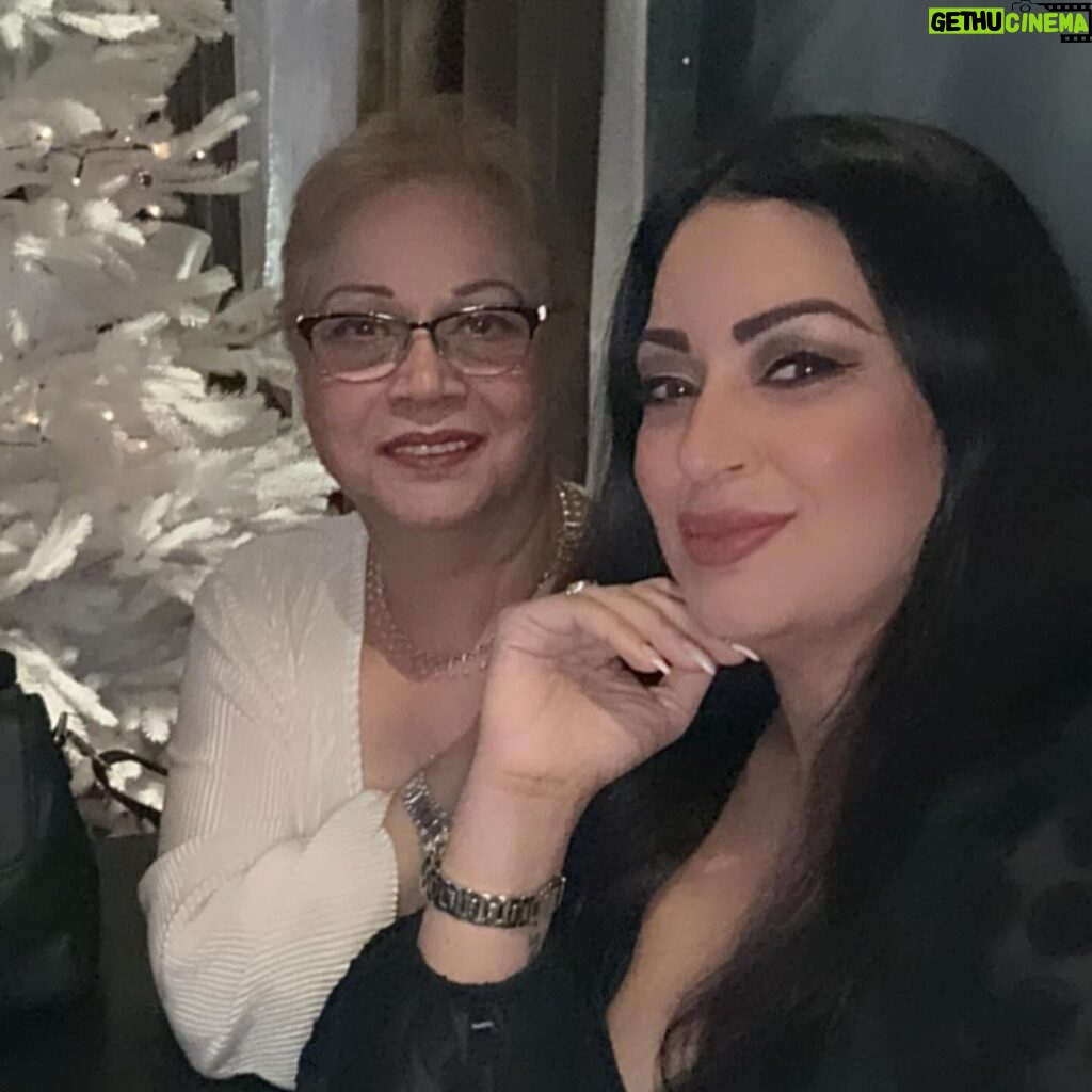 Maryam Zakaria Instagram - Best time with my mom spending quality time with her as much as I can 😍❤ #mom #motherdaughter #funtime #family #sweden🇸🇪 #stockholm Stockholm, Sweden