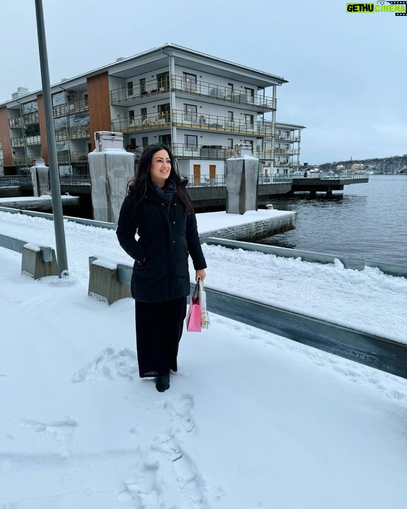 Maryam Zakaria Instagram - It’s beautiful but very cold ❄ 🥶 #snow #winteroutfit #winterstyle #sweden #stockholm #travelphotography #traveldiaries Stockholm, Sweden
