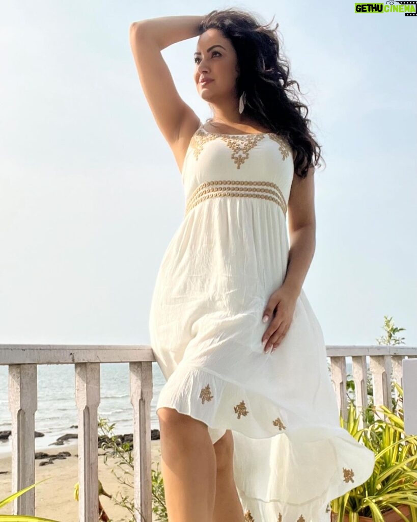 Maryam Zakaria Instagram - Take me back 🤍🏝️#Goa #whitedress #summerdress #beachdress #womenfashion #beautifuldestinations #travelphotography #photoshoot Ashwem, Goa