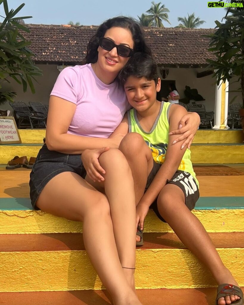 Maryam Zakaria Instagram - Memories in the making ☀🏝🫶🙏 @aryan_thakur2015 #vacation #holiday #goa #beautifuldestinations #motherandson #qoutes Mandrem Beach, Goa