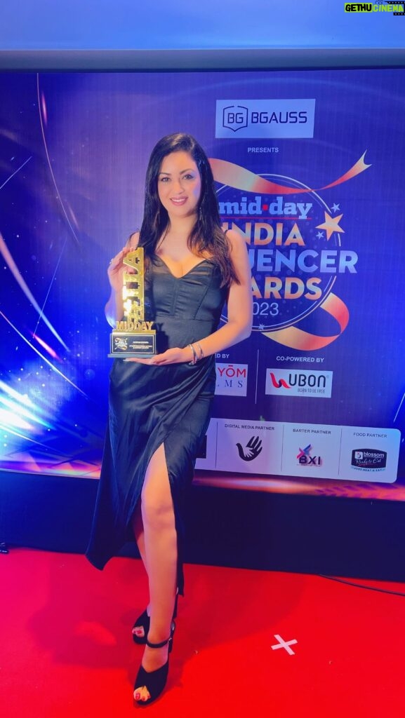 Maryam Zakaria Instagram - I’m so grateful to be awarded for “Stylish Bollywood actress & Content Creator” 😀 Thank you so much @middayindia for this honour ❤ Special thanks to all my loved ones and my dear fans who gives me so much love & support to keep going and create great content 😘”I m unstoppable” Thank you so much @rahuldaiwik @bhavinigoswami_ @mruchishah @sugarsilverscreenmedia and @quresh2018 ❤ #middayiia #middayindiainfluenceraward #IIA #middayinfluencerawards #midday #redcarpet #blackdress #reelitfeelit #explore #bollywoodactress #awards #redcarpetfashion