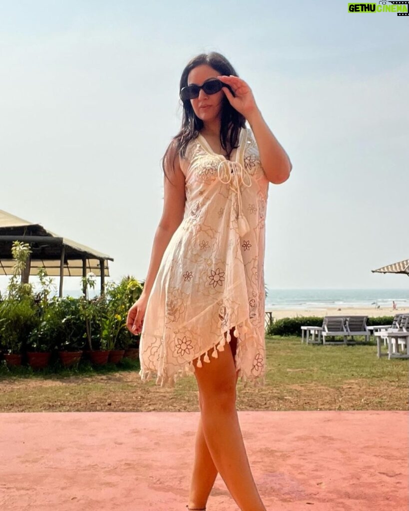 Maryam Zakaria Instagram - 🤍🏝☀ #goa #holiday #beachdress #ootd #beachwear #dress #summerdress #travelphotography Mandrem Beach