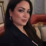 Maryam Zakaria Instagram - Friday night selfie ☺️🖤 #selfie #ootd #makeupofthenight #stockholm Stockholm, Sweden