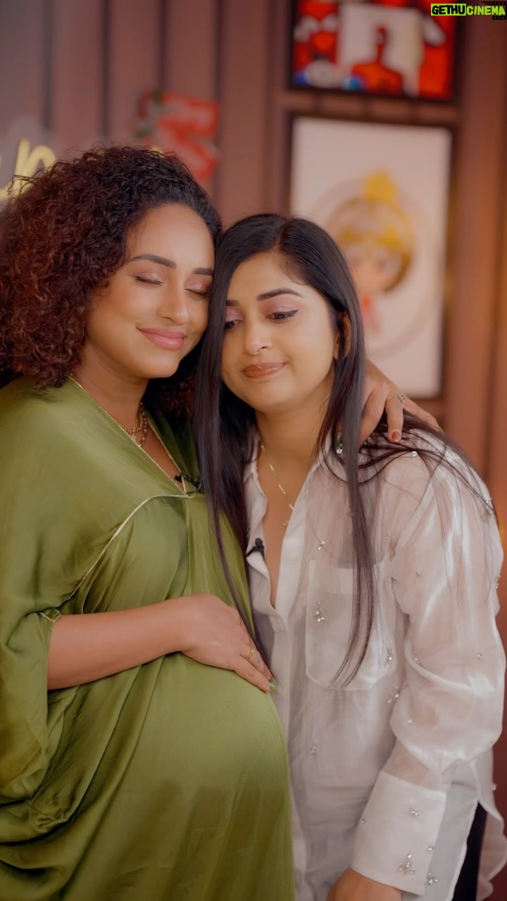 Meera Jasmine Instagram - Growing Up I always admired this amazingly talented actress @meerajasmine Chechi. Super happy and felt lucky to have met her, have her on My Show and Shoot One of the Most Iconic Scenes with her. She is such a down to earth and warm soul. 🥰 The Full Episode of this Fun Chat will be uploaded on our YouTube Channel on 24th December at 11.11am ! Stay Tuned My Lovelies ❤️ . Queen Elizabeth 👸 Movie Releasing on 29th Dec in Theatres