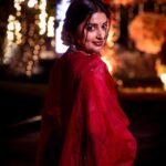 Meera Jasmine Instagram - Christmas always reminds us that no matter what… we are here and light is always within us ♥️✨🫶 📸 @arunvaiga #RedChristmas #LoveAndLight #HopeAndHealing #OnwardsAndUpwards