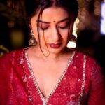 Meera Jasmine Instagram - Christmas always reminds us that no matter what… we are here and light is always within us ♥️✨🫶 📸 @arunvaiga #RedChristmas #LoveAndLight #HopeAndHealing #OnwardsAndUpwards