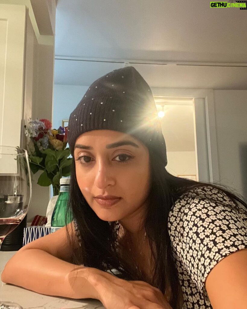 Meera Jasmine Instagram - The light is what guides us home and the warmth is what keeps you there 🤍♾ #Home #HomeBody #Being #Unwind #OnwardsAndUpwards