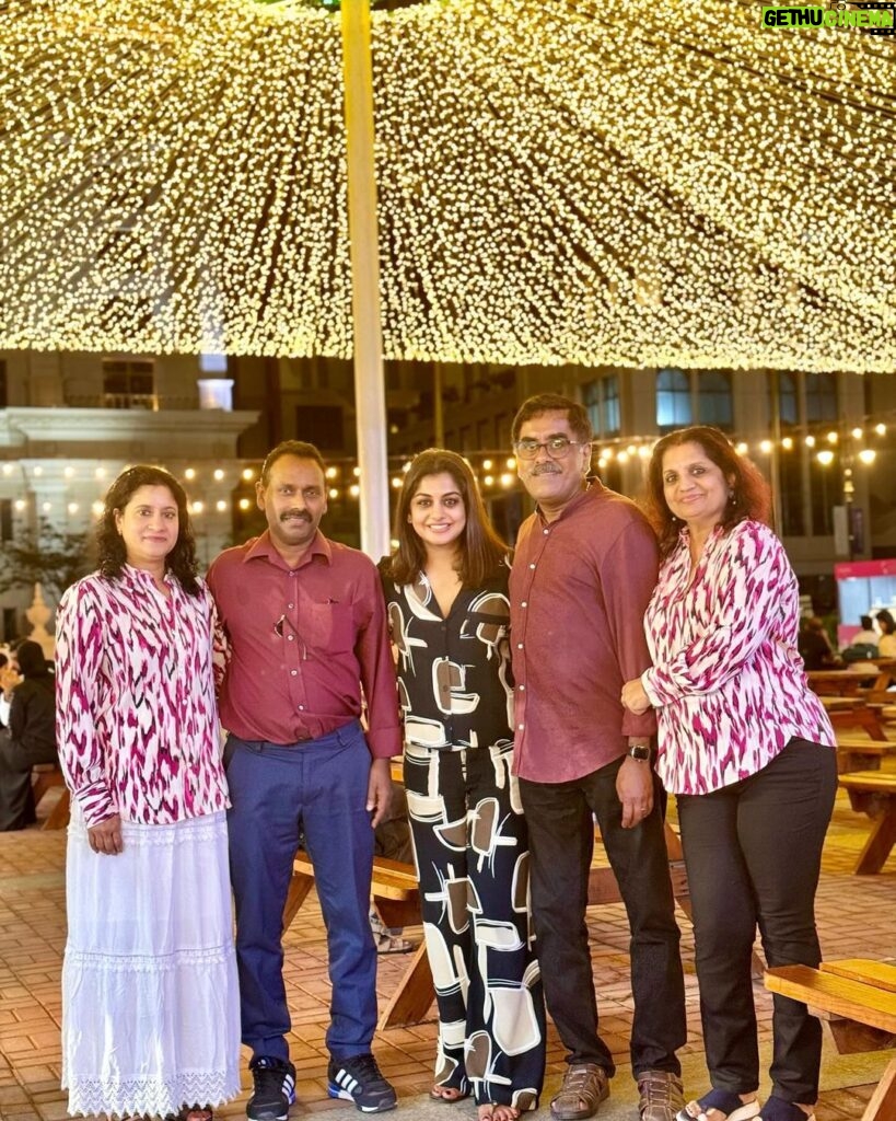 Meera Nandan Instagram - Feeling blessed to have my most favourite people in the place I call home 🤍 #blessednovember #family #dubai #allheart #heartisfull #instagood #onlylove #memoriestocherish #globalvillage #christmasmarket Dubai, United Arab Emirates