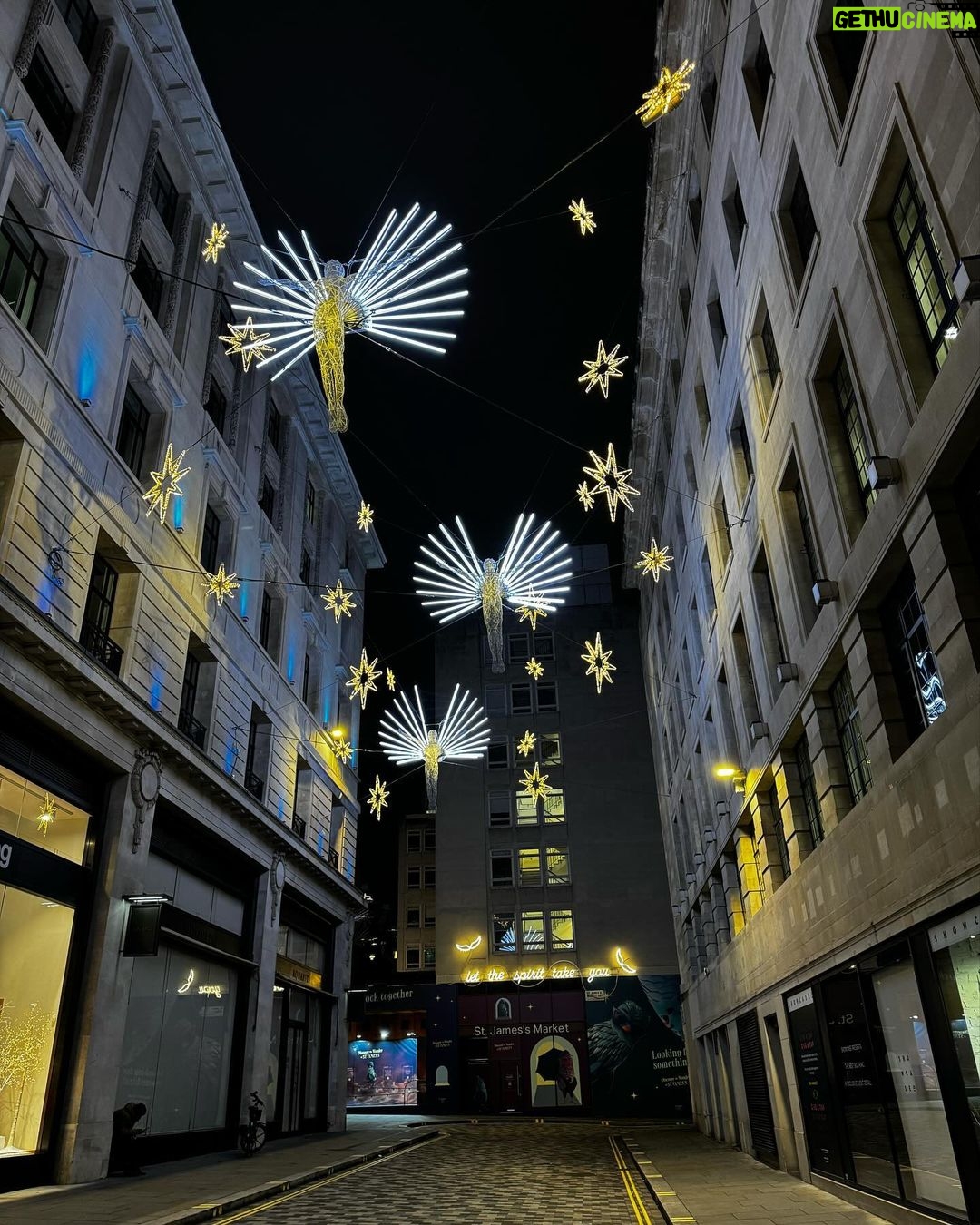 Meera Nandan Instagram - Shining with the Christmas lights #christmasinlondon #london #merrychristmas #londonlights #cold #christmaslights #centrallondon #chritmasmarkets #bouroughmarket #bondstreet #regentstreet #trafalgarsquare #coventgarden Bond Street, London, England