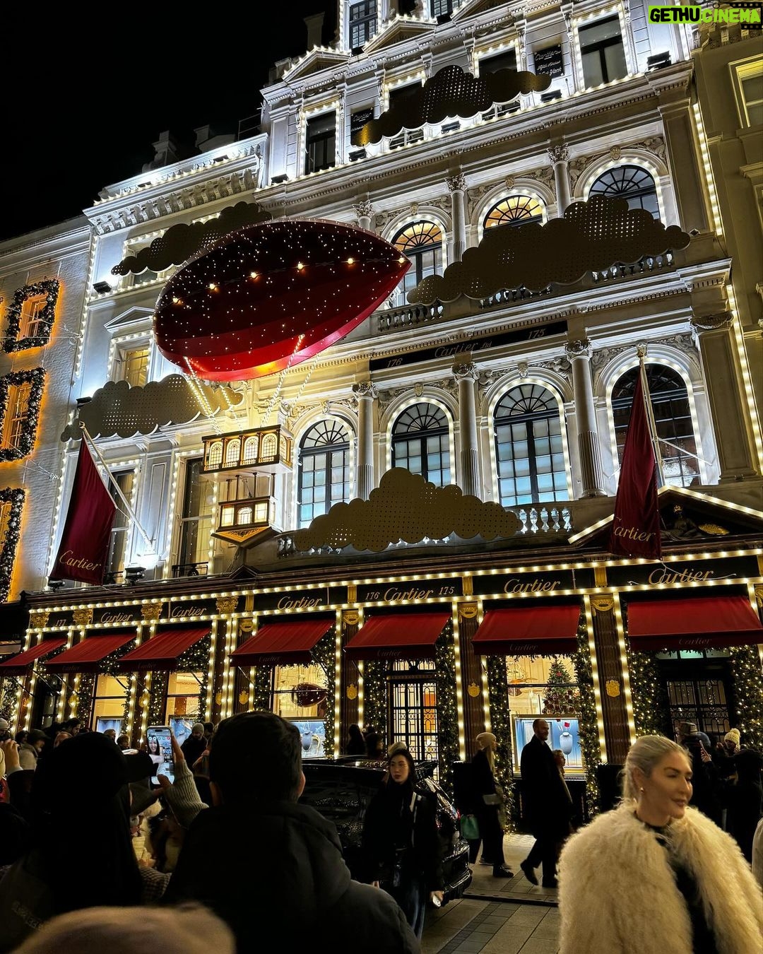 Meera Nandan Instagram - Shining with the Christmas lights #christmasinlondon #london #merrychristmas #londonlights #cold #christmaslights #centrallondon #chritmasmarkets #bouroughmarket #bondstreet #regentstreet #trafalgarsquare #coventgarden Bond Street, London, England
