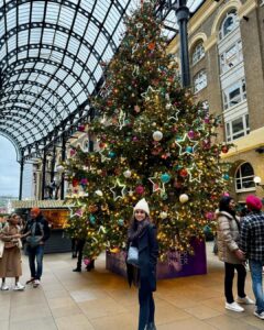 Meera Nandan Instagram - Best christmas ever! Merry Christmas from ours to yours 🎅🏼 #christmasinlondon #london #merrychristmas #londonlights #cold #christmaslights #centrallondon #chritmasmarkets #bouroughmarket #bondstreet #regentstreet #trafalgarsquare #coventgarden London