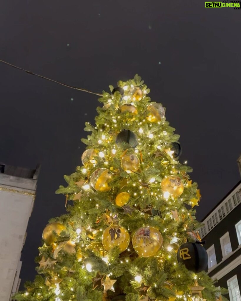 Meera Nandan Instagram - Best christmas ever! Merry Christmas from ours to yours 🎅🏼 #christmasinlondon #london #merrychristmas #londonlights #cold #christmaslights #centrallondon #chritmasmarkets #bouroughmarket #bondstreet #regentstreet #trafalgarsquare #coventgarden London