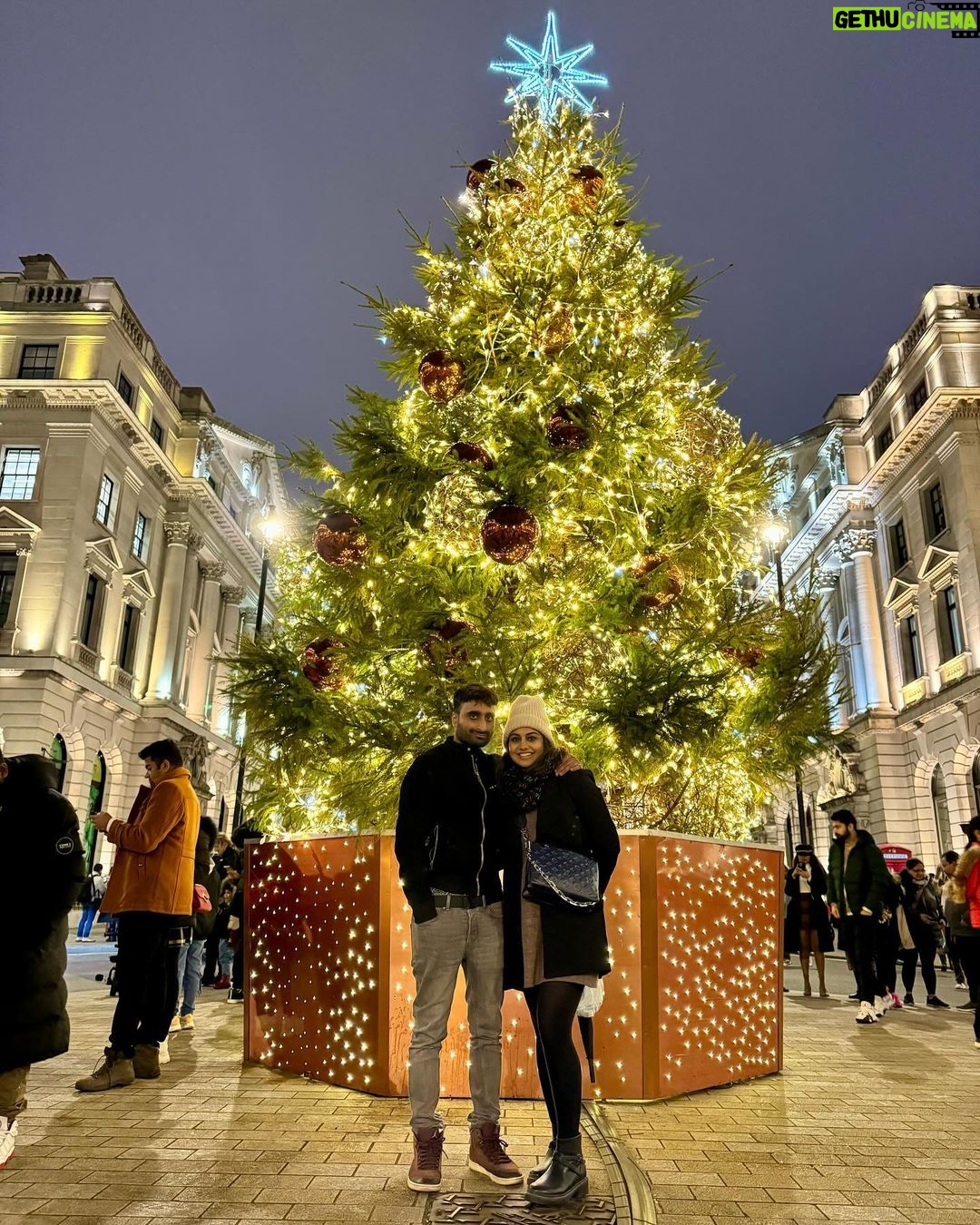 Meera Nandan Instagram - Best christmas ever! Merry Christmas from ours to yours π
πΌ #christmasinlondon #london #merrychristmas #londonlights #cold #christmaslights #centrallondon #chritmasmarkets #bouroughmarket #bondstreet #regentstreet #trafalgarsquare #coventgarden London