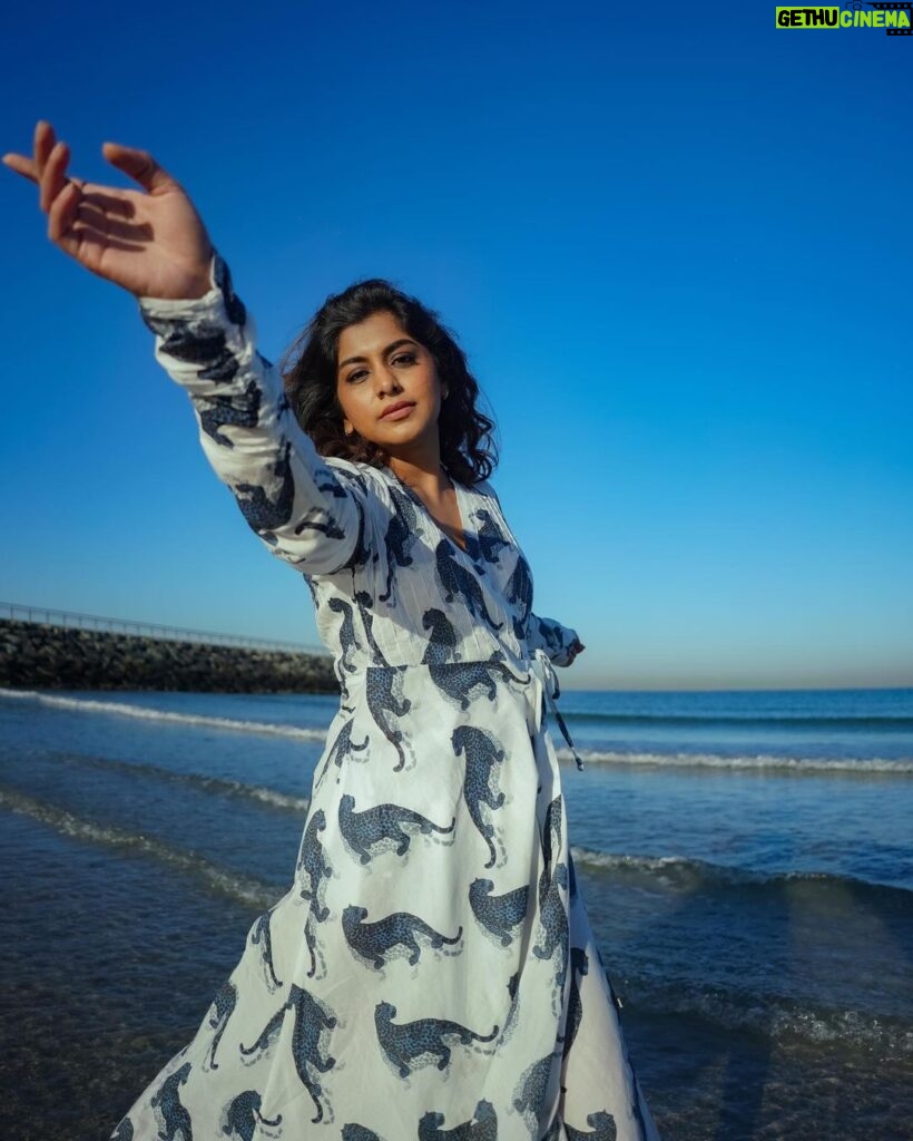 Meera Nandan Instagram - Golden hour ☀ @unnips @shamseersiddique #goldenhour #happy #beach #love #positivevibes #only #instagood #happiness #dubai #catchingthelight Dubai, United Arab Emirates
