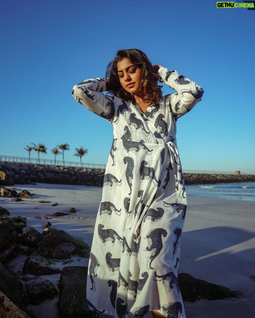 Meera Nandan Instagram - Golden hour ☀️ @unnips @shamseersiddique #goldenhour #happy #beach #love #positivevibes #only #instagood #happiness #dubai #catchingthelight Dubai, United Arab Emirates