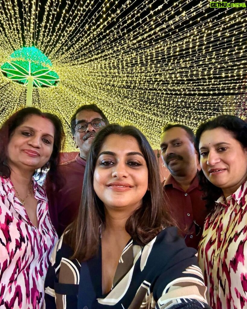 Meera Nandan Instagram - Feeling blessed to have my most favourite people in the place I call home 🤍 #blessednovember #family #dubai #allheart #heartisfull #instagood #onlylove #memoriestocherish #globalvillage #christmasmarket Dubai, United Arab Emirates