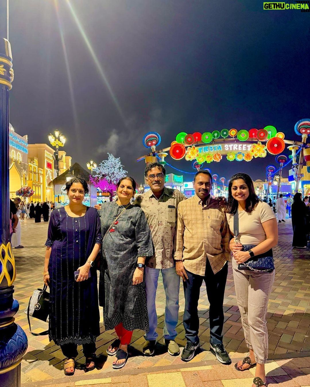 Meera Nandan Instagram - Feeling blessed to have my most favourite people in the place I call home 🤍 #blessednovember #family #dubai #allheart #heartisfull #instagood #onlylove #memoriestocherish #globalvillage #christmasmarket Dubai, United Arab Emirates