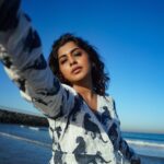 Meera Nandan Instagram - Chasing the sunshine ☀️ #sunrise #instareels #reelsinstagram #instagood #happy #allsmiles #reels #allheart #sun #happiness #waves #beach #love