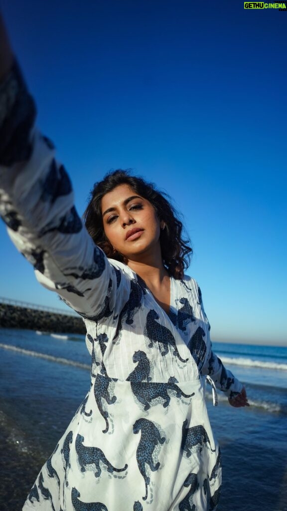 Meera Nandan Instagram - Chasing the sunshine ☀ #sunrise #instareels #reelsinstagram #instagood #happy #allsmiles #reels #allheart #sun #happiness #waves #beach #love