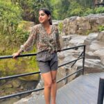 Meera Nandan Instagram – Throwback to 2 weeks ago 🤍

#waterfalls #nature #bali #baliwaterfall #happiness #naturemakesmehappy #onlylove #green #balitrip #letsgobali #goldfm #happinessbegins #allsmiles The Mooi Bali