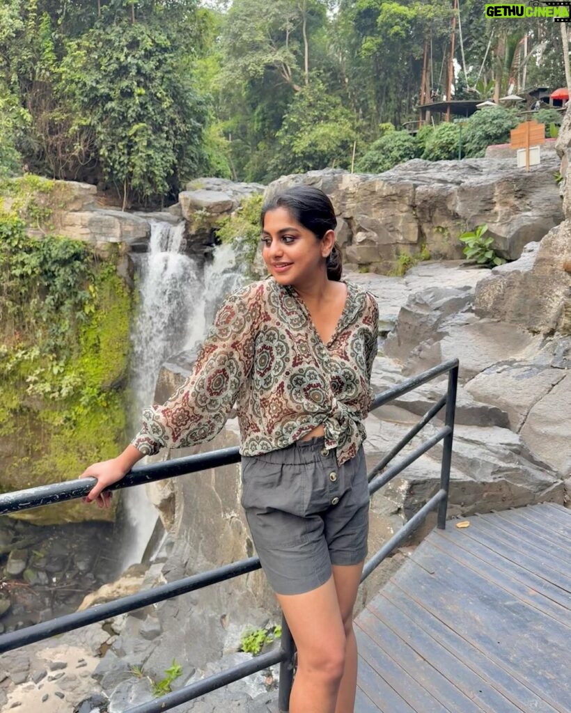 Meera Nandan Instagram - Throwback to 2 weeks ago 🤍 #waterfalls #nature #bali #baliwaterfall #happiness #naturemakesmehappy #onlylove #green #balitrip #letsgobali #goldfm #happinessbegins #allsmiles The Mooi Bali