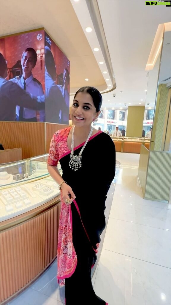 Meera Nandan Instagram - Win 25 Kilos of Gold with Dubai Jewellery Group this DSF! Shop for AED 500 from any participating outlet until 14th January. Double your chances of winning by purchasing diamond or pearl jewellery. @mycityofgold @malabargoldanddiamonds @depdubai #DubaiJewelleryGroup #MyCityOfGold #DJG #MalabarGoldandDiamonds #DubaiGoldSoukExtension #DGSE #DSF #mydsf