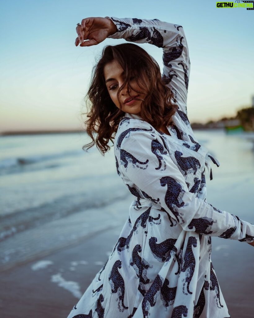 Meera Nandan Instagram - Just trying to match up with the beach waves 🌊 💄 @unnips 📸 @shamseersiddique #beachwaves #positivevibes #instagood #allsmiles #onlysmiling #love #sky #happiness #allheart #dubai #dubaibeach #sunrise #instagram Dubai, United Arab Emirates