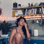 Megha Gupta Instagram - ᴛᴏ ʙᴇ ᴀʙʟᴇ ᴛᴏ ᴇɴᴊᴏʏ ᴀ ᴄᴏʟᴅ ᴘɪᴇᴄᴇ ᴏꜰ ᴊᴜɪᴄʏ ꜰʀᴜɪᴛ ɪꜱ ꜱᴜᴄʜ ᴀ ᴘʀɪᴠɪʟᴇɢᴇ. ꜱᴏᴍᴇᴛɪᴍᴇꜱ ɪ’ᴍ ꜱᴏ ꜰᴏᴄᴜꜱᴇᴅ ᴏɴ ᴍʏ ꜰᴜᴛᴜʀᴇ ᴛʜᴀᴛ ɪ ᴅᴏɴ’ᴛ ʀᴇᴀʟɪꜱᴇ ɪ’ᴍ ɪɴ ᴛʜᴇ ᴍɪᴅᴅʟᴇ ᴏꜰ ᴡʜᴀᴛ ɪ ᴘʀᴀʏᴇᴅ ꜰᴏʀ. ꜰᴏʀ ᴍᴇ, ꜰʀᴜɪᴛ ᴡᴀꜱ ᴡʜᴇɴ ɪ ɢᴏᴛ ᴀ ʜʏᴘᴏ (ɢʟʏᴄᴇᴍɪᴀ) ᴀɴᴅ ᴛʜᴀᴛ ᴡᴀʟᴋ ᴛᴏ ᴛʜᴇ ꜰʀɪᴅɢᴇ ᴛᴏ ᴅɪɢ ɪɴᴛᴏ ᴄᴏʟᴅ ᴄᴏʟᴅ ꜰʀᴇꜱʜ ᴊᴜɪᴄʏ ꜰʀᴜɪᴛ ᴡᴀꜱ ʟɪᴋᴇ ᴀ ʙɪᴛᴇ ᴏꜰ ᴛʜᴇ ʜᴇᴀᴠᴇɴꜱ. ɪ ᴡᴏᴜʟᴅ ᴡᴀɪᴛ ᴛᴏ ɢᴇᴛ ᴀ ʟᴏᴡ ᴏɴ ꜱᴏᴍᴇ ᴅᴀʏꜱ. ɴᴏᴡ, ᴡᴇ ᴄᴀɴ ᴠᴇʀʏ ᴡᴇʟʟ ʜᴀᴠᴇ ᴀ ᴅᴇʙᴀᴛᴇ ᴏꜰ “ꜰʀᴜɪᴛ ɪꜱ ɴᴏᴛ ꜱᴜᴘᴘᴏꜱᴇ ᴛᴏ ʀᴀɪꜱᴇ ᴏʀ ʟᴏᴡᴇʀ ʏᴏᴜʀ ɢʟᴜᴄᴏꜱᴇ” ʙᴜᴛ in ᴍʏ ᴄᴀꜱᴇ ɪᴛ ᴡᴀꜱ. ᴡɪᴛʜ ᴛʜᴇ ᴡᴏʀᴋ ɪ ᴅɪᴅ ᴏɴ ᴍʏ ʜᴇᴀʟᴛʜ, ᴛʜᴇ ᴘʀᴏᴄᴇꜱꜱ ᴏꜰ ᴇʟɪᴍɪɴᴀᴛɪᴏɴ ᴀɴᴅ ᴀᴅᴅɪᴛɪᴏɴ, ɪᴛ ɴᴏ ʟᴏɴɢᴇʀ ɪꜱ. ᴇᴠᴇʀʏ ʙᴏᴅʏ ɪꜱ ᴅɪꜰꜰᴇʀᴇɴᴛ ᴀɴᴅ ᴇᴠᴇʀʏ ꜱʏꜱᴛᴇᴍ ᴅɪɢᴇꜱᴛꜱ ᴅɪꜰꜰᴇʀᴇɴᴛ ꜰᴏᴏᴅ ɪᴛᴇᴍꜱ ᴅɪꜰꜰᴇʀᴇɴᴛʟʏ. ꜰᴏʀ ɴᴏᴡ, ɪᴍᴍᴀ ᴀᴄᴋɴᴏᴡʟᴇᴅɢᴇ ʜᴏᴡ ᴅᴇʟɪᴄɪᴏᴜꜱ ᴍʏ ʟɪꜰᴇ ɪꜱ ɢᴇᴛᴛɪɴɢ ᴀɴᴅ ᴄᴏɴᴛɪɴᴜᴇ ᴅɪɢɢɪɴɢ ɪɴᴛᴏ ᴍᴀɢɪᴄ ɪɴ ᴀʟʟ ꜰᴏʀᴍꜱ. ᴀ ᴅᴇᴀʀ ꜰʀɪᴇɴᴅ ɢɪꜰᴛᴇᴅ ᴍᴇ ᴛʜɪꜱ ʙᴇᴀᴜᴛɪꜰᴜʟ ᴘɪᴇᴄᴇ ᴏꜰ ᴡᴏᴏᴅ ᴄᴜᴛ ᴅɪʀᴇᴄᴛʟʏ ꜰʀᴏᴍ ᴀ ꜰᴀʟʟᴇɴ ᴄɪɴɴᴀᴍᴏɴ ᴛʀᴇᴇ. ɪ ᴍᴇᴀɴ… #mood #home #fruit #diabetes #type1diabetes #autoimmune #health #wellness #heal #goa #india #glucose #glucosemanagement #wellbeing #nutrition #fat #protein #muscle #healthyfood #healthylifestyle #holistichealth #holistic #biohacking #MeghaGupta
