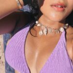 Megha Gupta Instagram - ɪ ʟᴏᴠᴇ ʜᴏᴡ ɪ ꜰᴇᴇʟ ᴀʙᴏᴜᴛ ᴍʏꜱᴇʟꜰ ᴛʜᴇꜱᴇ ᴅᴀʏꜱ. ᴛʜᴇ ᴍɪɴᴜᴛᴇ ɪ ꜱʜᴇᴅ ᴡʜᴀᴛ ᴡᴀꜱɴ’ᴛ ꜱᴇʀᴠɪɴɢ ᴍᴇ ᴀɴʏᴍᴏʀᴇ, ᴀɴᴅ ᴄᴀᴍᴇ ɪɴᴛᴏ ᴛʜᴇ ᴇɴᴇʀɢʏ ᴏꜰ ʏᴇꜱ ʏᴇꜱ, ᴍᴏʀᴇ ᴘʟᴇᴀꜱᴇ, ᴛᴏ ᴡʜᴀᴛ ᴡᴀꜱ, ᴀʟʟ ᴅᴏᴏʀꜱ ꜱᴛᴀʀᴛᴇᴅ ᴏᴘᴇɴɪɴɢ, ʟɪᴋᴇ ᴀ ʙᴏᴛᴛʟᴇ ɴᴇᴄᴋ ᴊᴜꜱᴛ ɢᴀᴠᴇ ᴡᴀʏ. ꜱᴀꜰᴇ ᴛᴏ ꜱᴀʏ “ᴀ ᴍɪɴᴜᴛᴇ” ɪꜱ ᴠᴇʀʏ ʀᴇʟᴀᴛɪᴠᴇ ʜᴇʀᴇ. ᴅᴇʟɪʙᴇʀᴀᴛᴇʟʏ ᴘᴜᴛᴛɪɴɢ ᴍʏꜱᴇʟꜰ ɪɴ ʀᴇᴄᴇɪᴠɪɴɢ ᴍᴏᴅᴇ ᴅᴏᴇꜱɴ’ᴛ ᴄᴏᴍᴇ ᴇᴀꜱʏ ᴛᴏ ᴍᴇ. ʙᴜᴛ ɪᴛ ʜᴀꜱ ᴛᴏ ʙᴇ ᴅᴏɴᴇ. ɪᴛ’ꜱ ʜᴏᴡ ᴛʜᴇ ʙᴀʟᴀɴᴄᴇ ɪꜱ ᴍᴀɪɴᴛᴀɪɴᴇᴅ, ɪᴛ’ꜱ ʜᴏᴡ ʏᴏᴜ ᴅᴏɴ’ᴛ ɢᴇᴛ ᴡᴏʀɴ ᴏᴜᴛ. ʟɪᴠɪɴɢ ᴀʟᴏɴᴇ ᴄᴏᴍᴇꜱ ᴡɪᴛʜ ɪᴛꜱ ᴏᴡɴ ᴘᴇʀɪʟꜱ, ʏᴏᴜ ᴀʀᴇ ᴛʜᴇ ᴍᴀꜱᴄᴜʟɪɴᴇ ᴀɴᴅ ᴛʜᴇ ꜰᴇᴍɪɴɪɴᴇ ᴏɴ ʟᴏᴜᴅ, ᴏɴ ʀᴇᴘᴇᴀᴛ. ɪ ʜᴀᴠᴇ ᴛᴏ ᴄᴏɴꜱᴄɪᴏᴜꜱʟʏ ᴋᴇᴇᴘ ʙʀɪɴɢɪɴɢ ᴍʏꜱᴇʟꜰ ʙᴀᴄᴋ ᴛᴏ ᴍʏ ʀᴇꜱᴇᴛ, ʏᴇᴛ ᴀʟᴡᴀʏꜱ ᴏᴘᴇʀᴀᴛɪɴɢ ꜰʀᴏᴍ ᴀ ʜɪɢʜᴇʀ ʙᴀꜱᴇʟɪɴᴇ. ʙᴜᴛ ɪᴛ ᴍᴜꜱᴛ ʙᴇ ᴅᴏɴᴇ ᴏʀ ɪ’ʟʟ ꜰᴏʀɢᴇᴛ ᴡʜᴏ ɪ ᴀᴍ. ᴡʜᴀᴛ’ꜱ ʏᴏᴜʀ ʀᴇꜱᴇᴛ ʙᴜᴛᴛᴏɴ ? ꜱᴜɴ, ᴄᴏꜰꜰᴇᴇ ᴀɴᴅ ᴀ ɢᴏᴏᴅ ᴛᴀɴ ʀɪɢʜᴛ ʜᴇʀᴇ ɪɴ ꜱᴏᴍᴇ ᴠᴇʀʏ ʜᴏᴛ ᴀɴᴅ ʟᴀᴢʏ ᴍᴏᴍᴇɴᴛꜱ ɪɴ ꜱᴀɴ ᴊᴏꜱᴇ, ᴄᴏꜱᴛᴀ ʀɪᴄᴀ, ᴊᴜꜱᴛ “ᴀ ᴍɪɴᴜᴛᴇ” ᴀɢᴏ. #travel #costarica #manifestation #indian #tan #sun #beachlife #carribean #lavender #traveller #sanjose #ootd #iphoneonly #MeghaGupta San José, Costa Rica