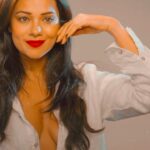 Megha Gupta Instagram - 𝐝𝐞𝐞𝐩𝐞𝐫 𝐢𝐧𝐭𝐢𝐦𝐚𝐜𝐲 𝐰𝐢𝐭𝐡 𝐚𝐥𝐥 𝐨𝐟 𝐥𝐢𝐟𝐞 𝐫𝐢𝐜𝐡 𝐢𝐧 𝐥𝐢𝐟𝐞 𝐟𝐨𝐫𝐜𝐞 𝐞𝐧𝐞𝐫𝐠𝐲 𝐭𝐚𝐩𝐩𝐞𝐝 𝐢𝐧𝐭𝐨 𝐭𝐡𝐞 𝐰𝐞𝐥𝐥𝐬𝐩𝐫𝐢𝐧𝐠 𝐨𝐟 𝐦𝐲 𝐟𝐞𝐦𝐢𝐧𝐢𝐧𝐞 𝐩𝐥𝐮𝐠𝐠𝐞𝐝 𝐢𝐧𝐭𝐨 𝐚𝐧 𝐚𝐥𝐢𝐯𝐞𝐧𝐞𝐬𝐬 𝐬𝐚𝐭𝐢𝐚𝐭𝐞𝐝 𝐰𝐢𝐭𝐡 𝐬𝐞𝐧𝐬𝐚𝐭𝐢𝐨𝐧 𝐀 𝐯𝐞𝐫𝐲 𝐝𝐢𝐟𝐟𝐞𝐫𝐞𝐧𝐭 𝐦𝐞𝐬𝐬𝐚𝐠𝐞 𝐭𝐡𝐚𝐧 𝐰𝐡𝐚𝐭 𝐈 𝐮𝐬𝐮𝐚𝐥𝐥𝐲 𝐬𝐩𝐞𝐚𝐤 𝐚𝐛𝐨𝐮𝐭 𝐨𝐧 𝐚 𝐌𝐨𝐧𝐝𝐚𝐲 𝐦𝐨𝐫𝐧𝐢𝐧𝐠, 𝐦𝐨𝐯𝐞𝐦𝐞𝐧𝐭 𝐚𝐧𝐝 𝐩𝐫𝐨𝐭𝐞𝐢𝐧, 𝐛𝐮𝐭 𝐈 𝐟𝐞𝐞𝐥 𝐭𝐡𝐞 𝐧𝐞𝐞𝐝 𝐭𝐨 𝐡𝐨𝐧𝐨𝐮𝐫 𝐭𝐡𝐢𝐬 𝐬𝐥𝐨𝐰𝐧𝐞𝐬𝐬, 𝐭𝐡𝐢𝐬 𝐬𝐨𝐟𝐭𝐧𝐞𝐬𝐬 𝐰𝐡𝐢𝐜𝐡 𝐢𝐬 𝐜𝐚𝐥𝐥𝐢𝐧𝐠 𝐨𝐮𝐭 𝐭𝐨 𝐦𝐞. 𝐓𝐡𝐢𝐬 𝐟𝐞𝐞𝐥𝐢𝐧𝐠 𝐢𝐬 𝐚 𝐬𝐞𝐫𝐢𝐨𝐮𝐬 𝐯𝐢𝐛𝐞 𝐚𝐧𝐝 𝐈 𝐚𝐦 𝐠𝐨𝐢𝐧𝐠 𝐭𝐨 𝐥𝐞𝐭 𝐦𝐲𝐬𝐞𝐥𝐟 𝐦𝐚𝐫𝐢𝐧𝐚𝐭𝐞 𝐢𝐧 𝐢𝐭 💁🏻‍♀️ 𝐀𝐭 𝐭𝐡𝐞 𝐬𝐚𝐦𝐞 𝐭𝐢𝐦𝐞, 𝐦𝐲 𝐛𝐞𝐢𝐧𝐠 𝐢𝐬 𝐞𝐱𝐩𝐥𝐨𝐝𝐢𝐧𝐠 𝐟𝐫𝐨𝐦 𝐚𝐥𝐥 𝐭𝐡𝐞 𝐞𝐧𝐞𝐫𝐠𝐲 𝐞𝐱𝐜𝐡𝐚𝐧𝐠𝐞 𝐚𝐭 𝟐 𝐛𝐢𝐠 𝐞𝐯𝐞𝐧𝐭𝐬 𝐚𝐭 𝐠𝐥𝐨𝐛𝐚𝐥 𝐩𝐥𝐚𝐭𝐟𝐨𝐫𝐦𝐬 𝐚𝐧𝐝 𝐈’𝐦 𝐫𝐞𝐚𝐝𝐲 𝐭𝐨 𝐬𝐡𝐚𝐫𝐞 𝐢𝐭 𝐰𝐢𝐭𝐡 𝐲𝐨𝐮. 𝐈’𝐦 𝐧𝐨𝐭 𝐠𝐨𝐨𝐝 𝐚𝐭 𝐬𝐞𝐥𝐥𝐢𝐧𝐠 𝐭𝐡𝐢𝐧𝐠𝐬. 𝐁𝐮𝐭 𝐈 𝐚𝐥𝐬𝐨 𝐰𝐚𝐧𝐭 𝐭𝐨 𝐬𝐡𝐚𝐫𝐞 𝐰𝐡𝐚𝐭 𝐈’𝐯𝐞 𝐥𝐞𝐚𝐫𝐧𝐭, 𝐰𝐡𝐚𝐭 𝐡𝐚𝐬 𝐡𝐞𝐥𝐩𝐞𝐝 𝐦𝐞 𝐬𝐨 𝐭𝐡𝐚𝐭 𝐲𝐨𝐮 𝐨𝐫 𝐲𝐨𝐮𝐫 𝐥𝐨𝐯𝐞𝐝 𝐨𝐧𝐞𝐬 𝐝𝐨𝐧’𝐭 𝐡𝐚𝐯𝐞 𝐭𝐨 𝐠𝐨 𝐭𝐡𝐫𝐨𝐮𝐠𝐡 𝐰𝐡𝐚𝐭 𝐈 𝐡𝐚𝐝 𝐭𝐨. 𝐓𝐚𝐤𝐞 𝐚𝐝𝐯𝐚𝐧𝐭𝐚𝐠𝐞 𝐨𝐟 𝐢𝐭 𝐲𝐨𝐮 𝐣𝐮𝐢𝐜𝐲 𝐜𝐫𝐚𝐳𝐲 𝐜𝐚𝐭𝐬 💜💚 𝐟𝐨𝐫 𝐝𝐞𝐭𝐚𝐢𝐥𝐬 𝐚𝐧𝐝 𝐞𝐚𝐫𝐥𝐲 𝐛𝐢𝐫𝐝 𝐛𝐞𝐧𝐞𝐟𝐢𝐭𝐬 𝐬𝐞𝐞 𝐭𝐡𝐞 𝐥𝐢𝐧𝐤 𝐢𝐧 𝐛𝐢𝐨 @areesz 𝐌𝐚𝐲 𝐈 𝐚𝐥𝐰𝐚𝐲𝐬 𝐛𝐞 𝐛𝐥𝐞𝐬𝐬𝐞𝐝 𝐛𝐲 𝐨𝐮𝐫 𝐬𝐡𝐨𝐨𝐭𝐬 🥹 #monday #india #indian #actor #biohacker #softera #slowness